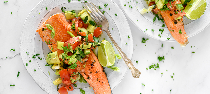 Lachsfilet mit Tomaten-Avocado-Salsa