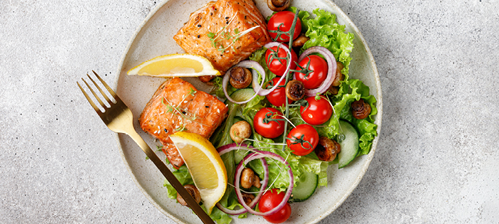 Gebratener Lachs mit Salat