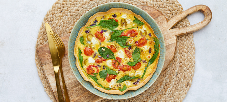 Tortilla-Quiche mit Tomaten und Spinat