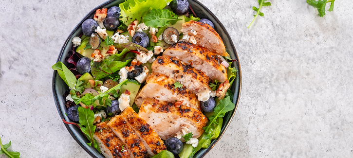 Salat mit Hähnchen, Feta und Heidelbeeren