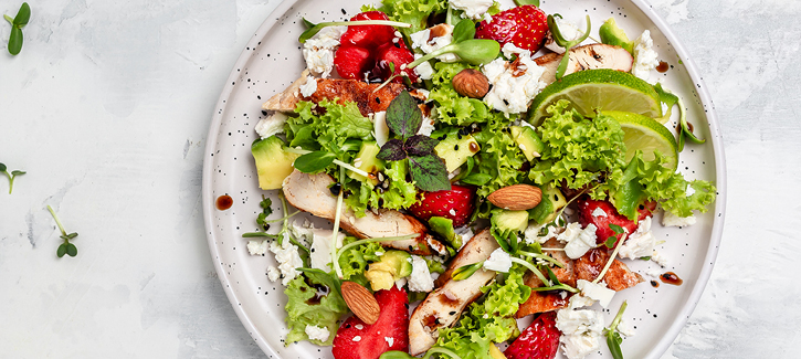 Hähnchensalat mit Ziegenkäse und Erdbeeren