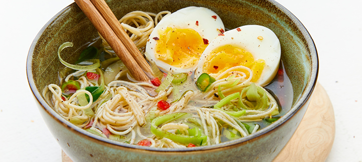 Nudelsuppe mit gekochtem Ei und Pak Choi