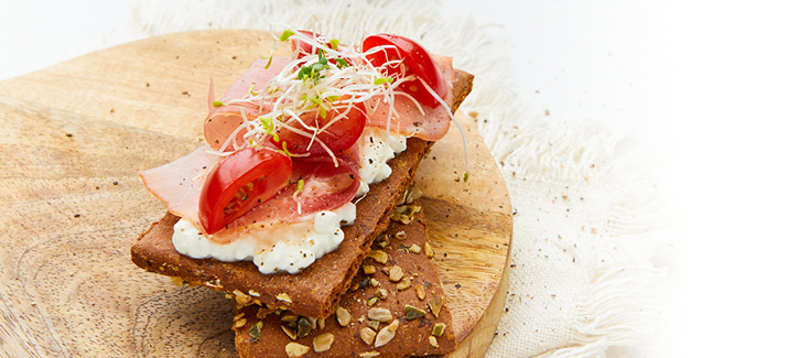 Cracker mit Rohschinken, Tomaten und Alfalfa