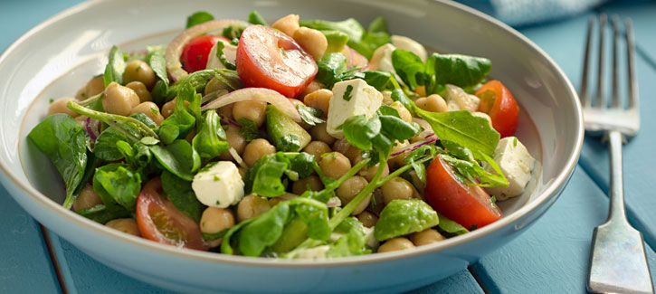 Kichererbsensalat mit Feta und grünem Dressing