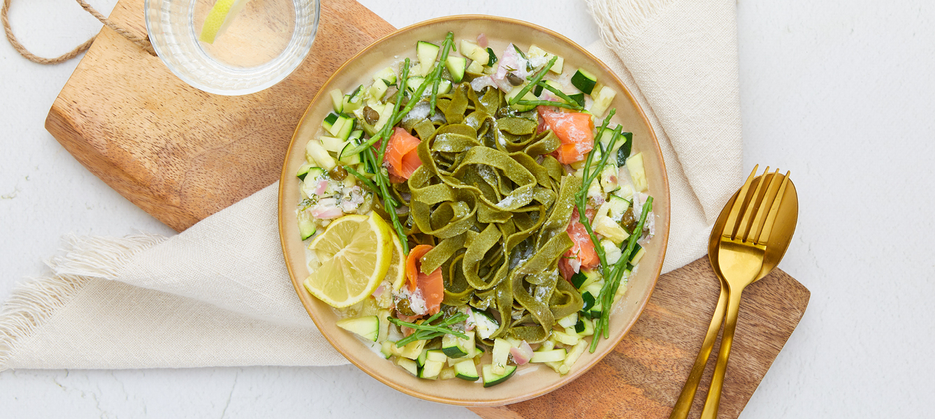 Spinatpasta mit geräuchertem Lachs, Zucchini und Dillsoße