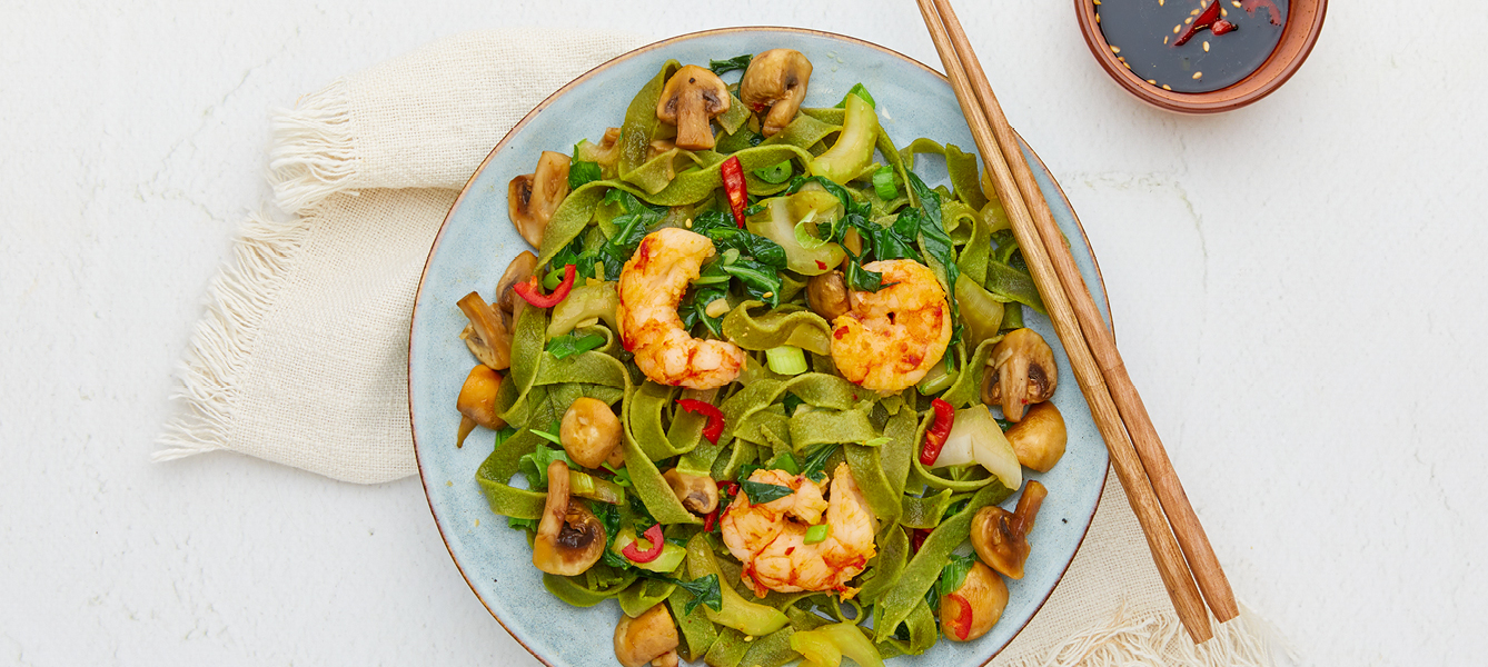 Spinat-Tagliatelle mit würzigen Garnelen und Pak Choi