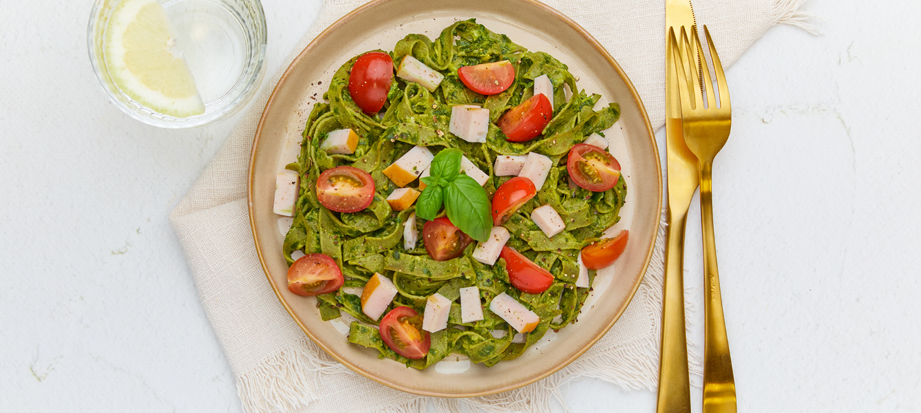 Cremige Spinat-Tagliatelle mit geräuchertem Hähnchenfilet und Tomaten