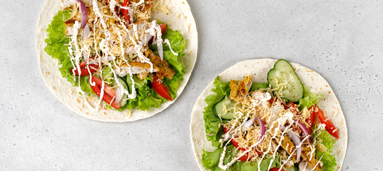 Wrap mit Hähnchenfilet und Joghurt-Knoblauch-Dressing