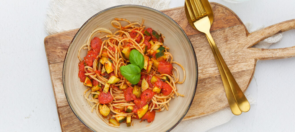 Vegetarische Spaghetti mit Tomate und Zucchini