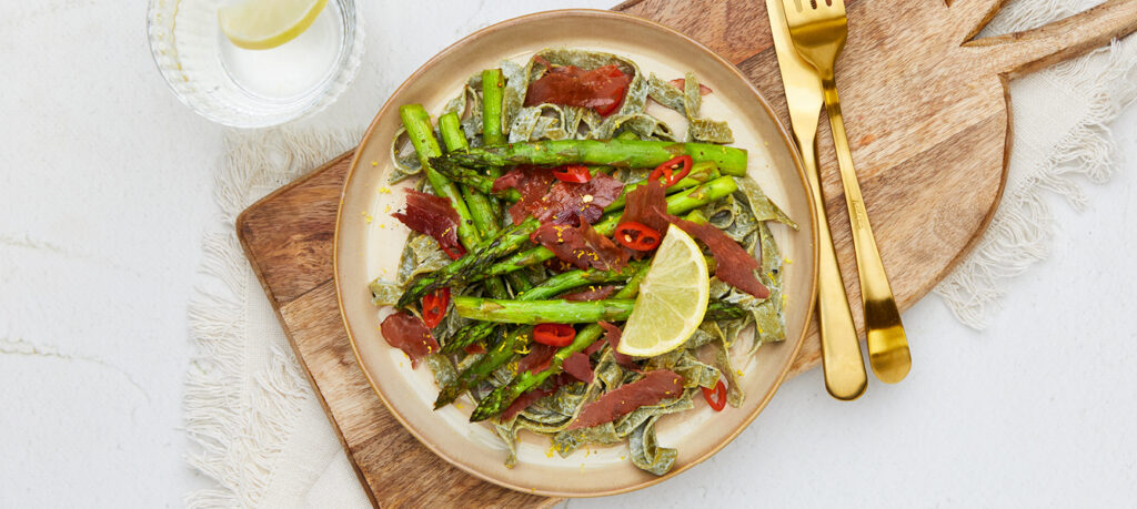 Spinat-Tagliatelle mit grünem Spargel, Rohschinken und Zitrone