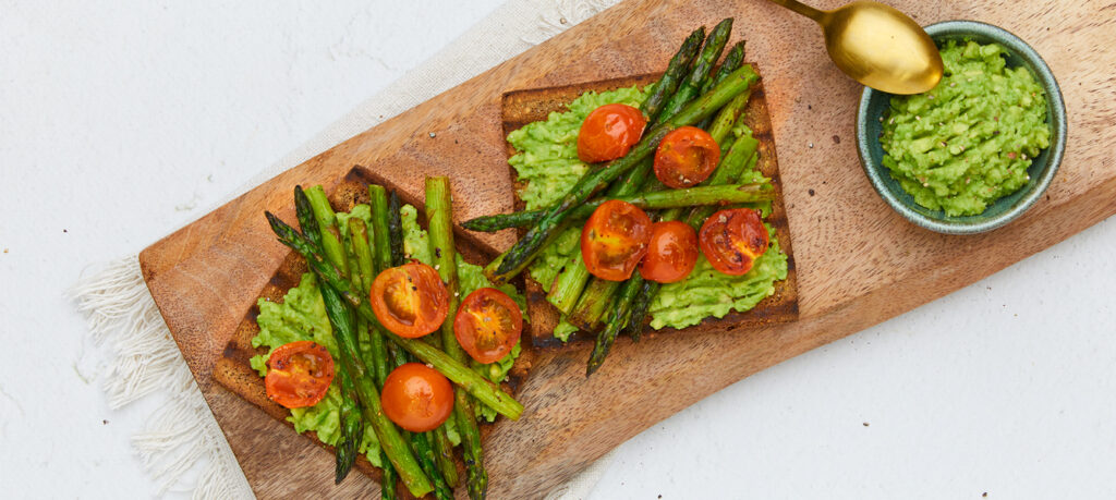 Toast mit Avocadocreme und gegrilltem Gemüse