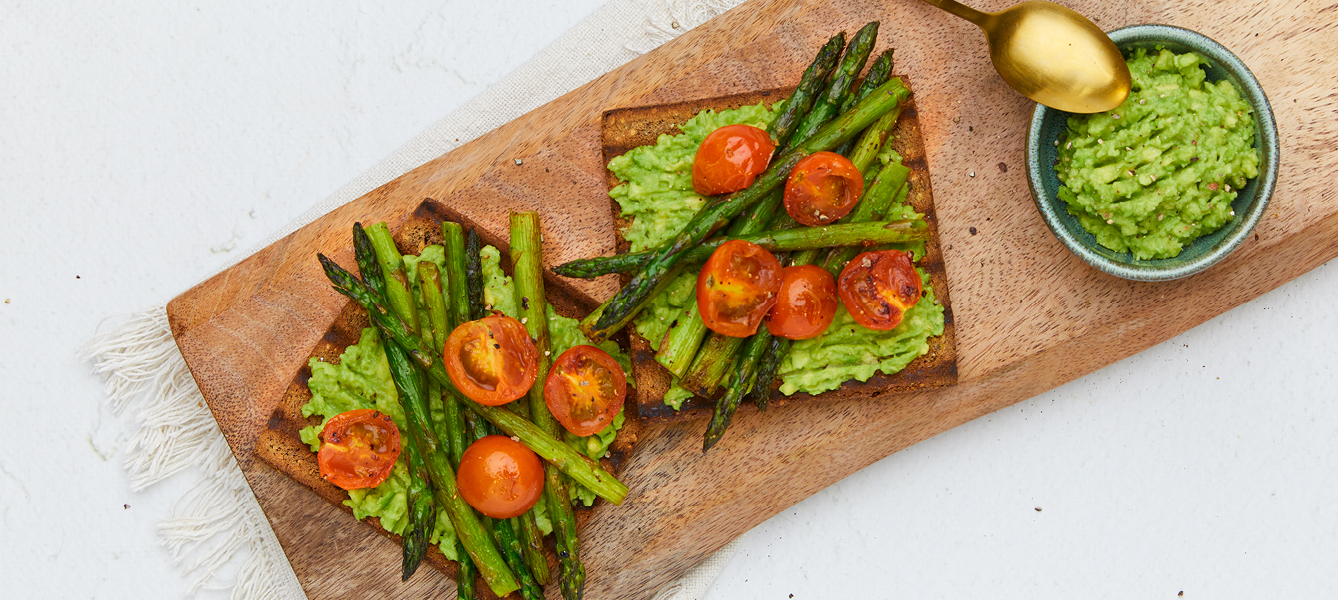 Toast mit Avocadocreme und gegrilltem Gemüse