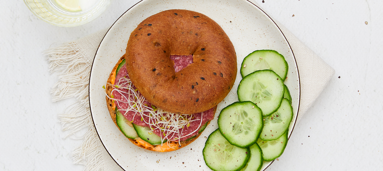 Bagel mit scharfer Mayonnaise und Rindswurst