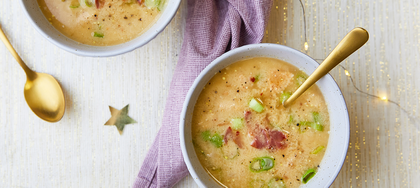 Senfsuppe mit Käsekeksen und ausgebratenen Schinken