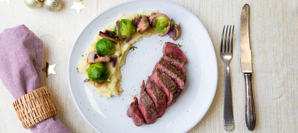 Hirschsteak mit Wurzelpetersillienpüree und gegrilltem Gemüse