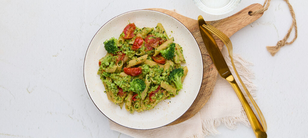 Penne mit Brokkoli-Zucchini-Pesto und Kirschtomaten