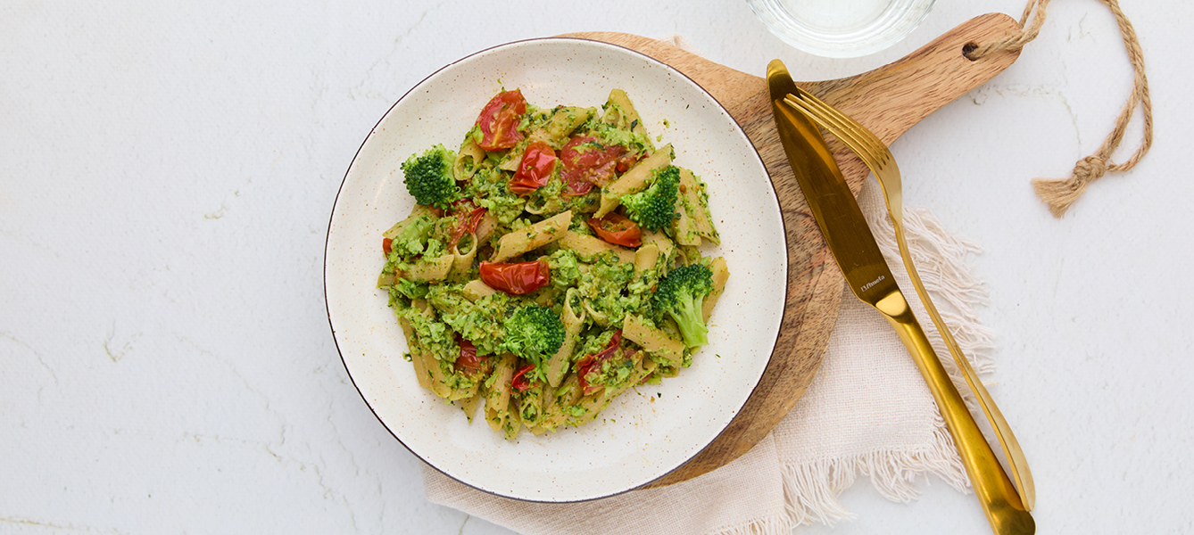 Penne mit Brokkoli-Zucchini-Pesto und Kirschtomaten