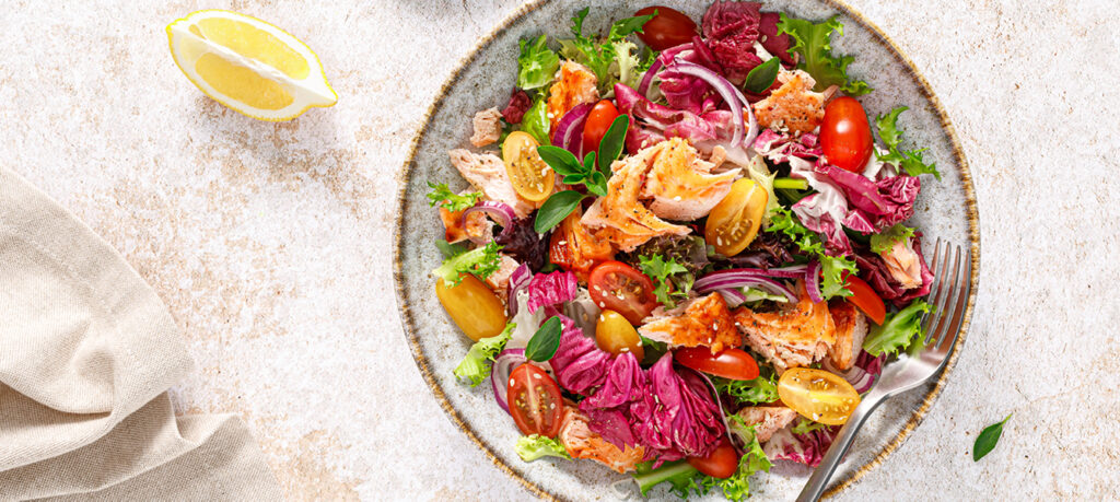Salat mit Lachs und bunten Tomaten