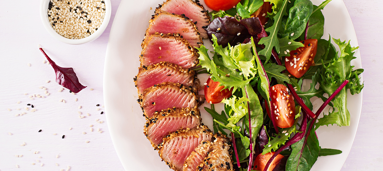 Japanischer gegrillter Thunfisch mit Salat