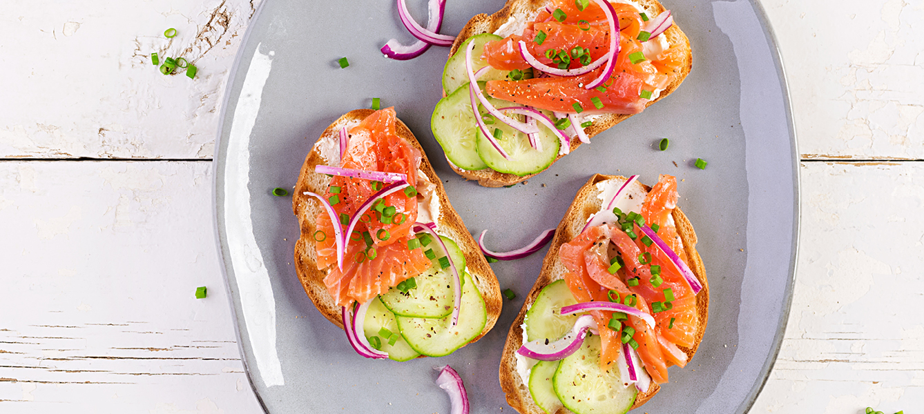 Toast mit Lachs und Gurke