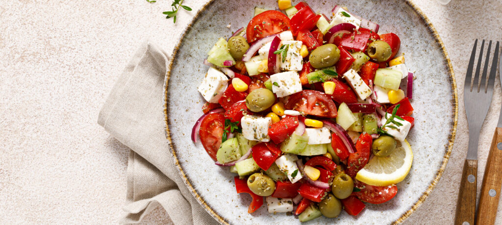 Griechischer Salat mit Feta und Oliven