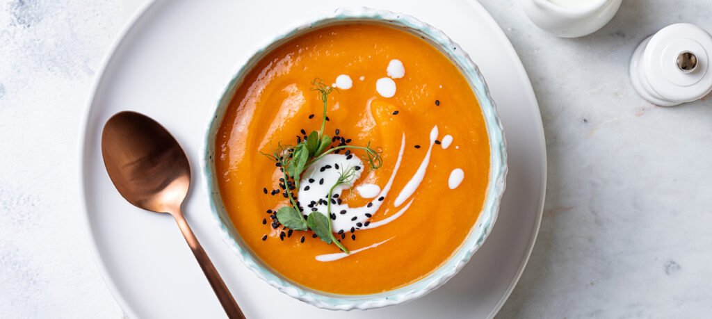 Möhrensuppe mit Sahne und Sesam