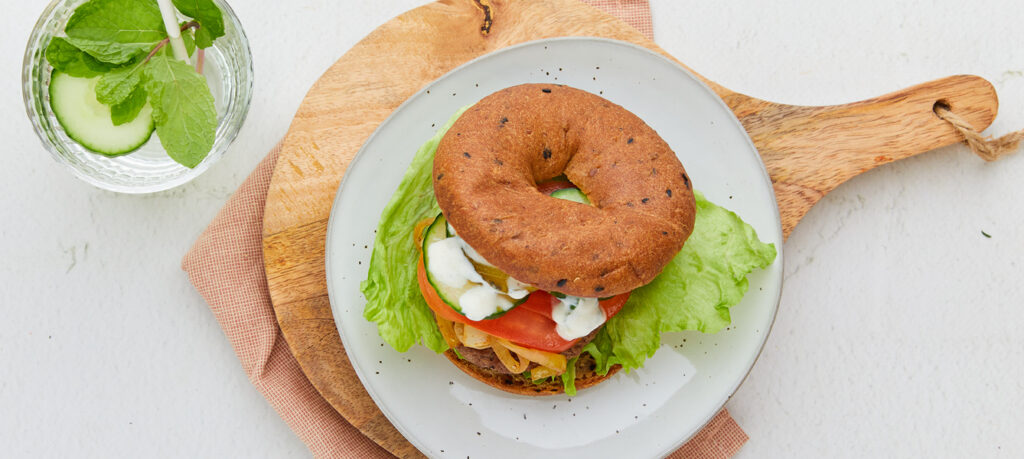 Burger im Brötchen mit Joghurt-Minzsoße