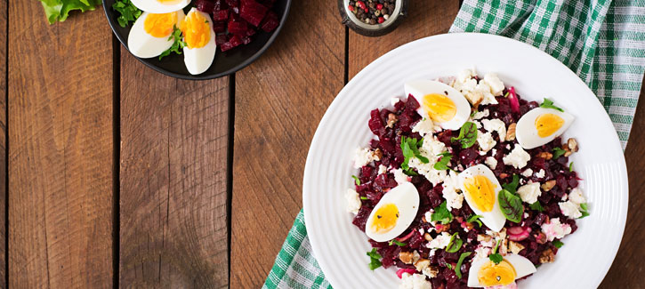 Rote-Bete-Salat mit Ei, Feta und Walnüssen