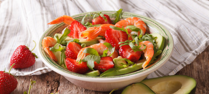 Salat mit Gambas und Erdbeeren
