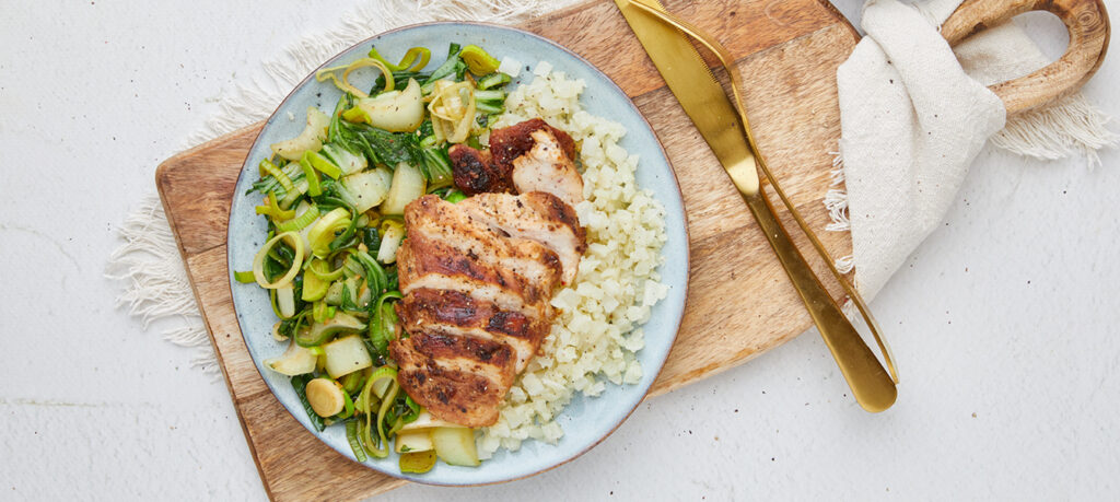 Hähnchen mit Blumenkohlreis und gebratenem Pak Choi und Lauch