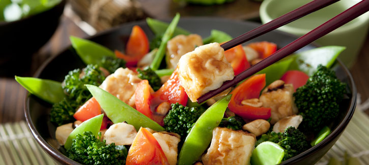 Wokgericht mit Tofu, Brokkoli, roter Paprika und Zuckerschoten