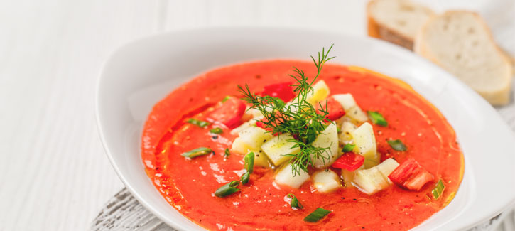 Gazpacho mit Toasts und selbst gemachter Kräuterbutter
