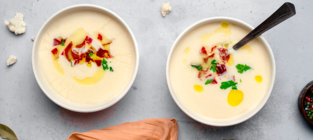 Blumenkohlsuppe mit knusprigem Rohschinken und Petersilie