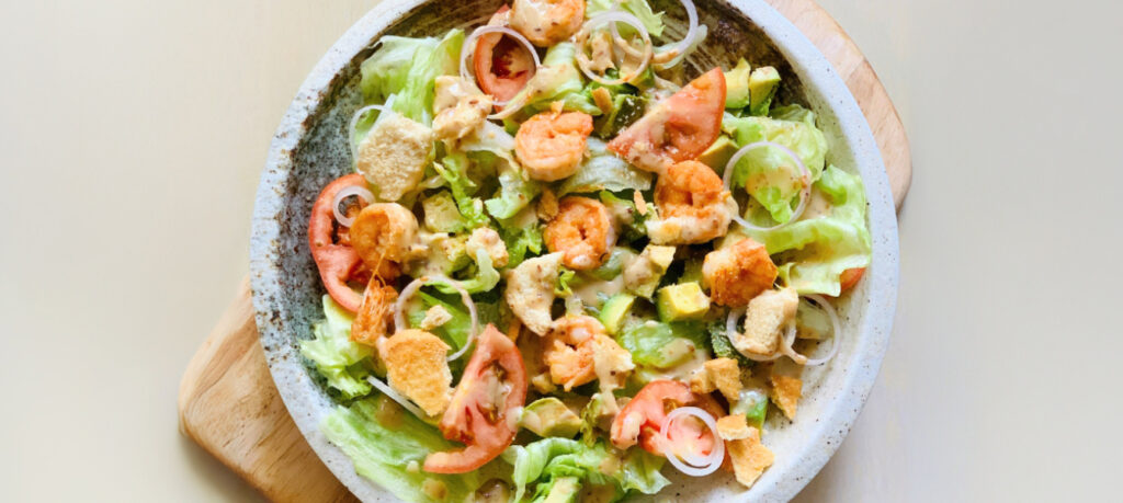Salat mit Garnelen und Joghurt-Senf-Dressing
