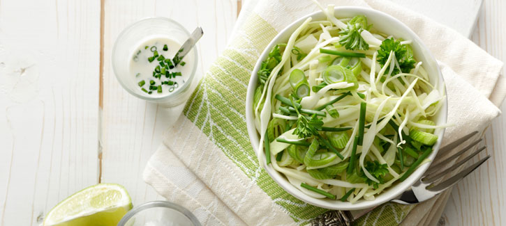 Weißkohlsalat mit Schnittlauch und Frühlingszwiebel