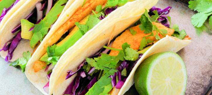 Hähnchenwrap mit frischem Rotkohl
