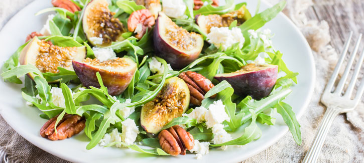 Rucola mit Ziegenkäse, frischer Feige und Pekannüssen