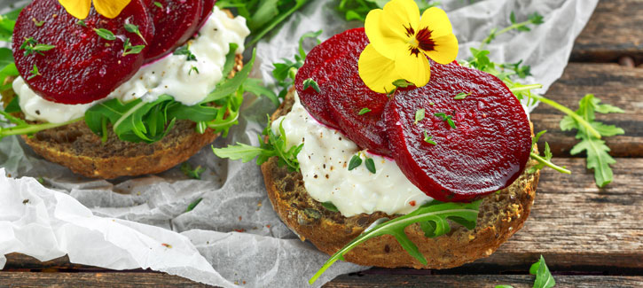 Mehrkorn-Brötchen mit Roter Bete