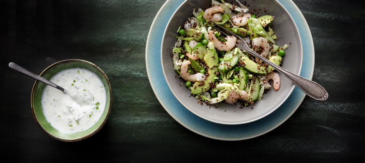 Schwarzer Quinoasalat mit Garnelen, Avocado und Gartenerbsen