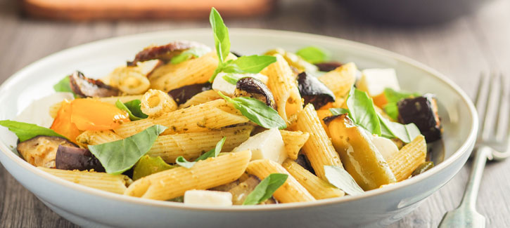 Penne mit Mozzarella und gegrilltem Gemüse