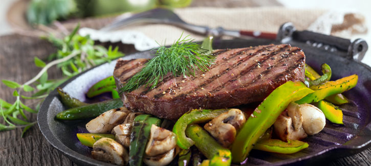 Gegrillter Thunfisch mit Champignons und Paprika