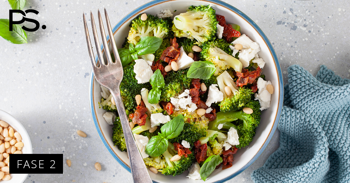 Brokkoli-Feta-Salat mit getrockneten Tomaten