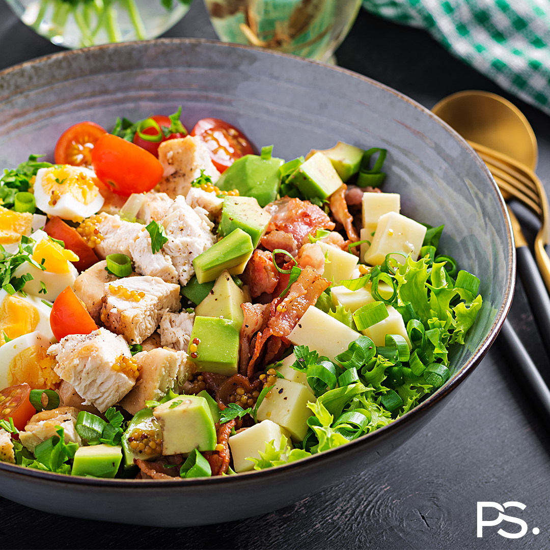 Cobb-Salat mit Hähnchen, Avocado und Ei