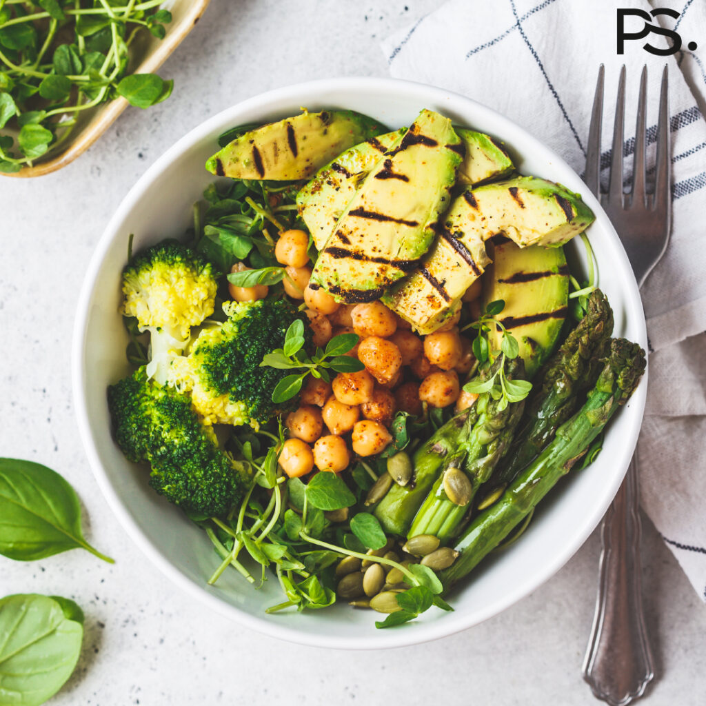 Bowl mit gegrillter Avocado, Spargel und Kichererbsen