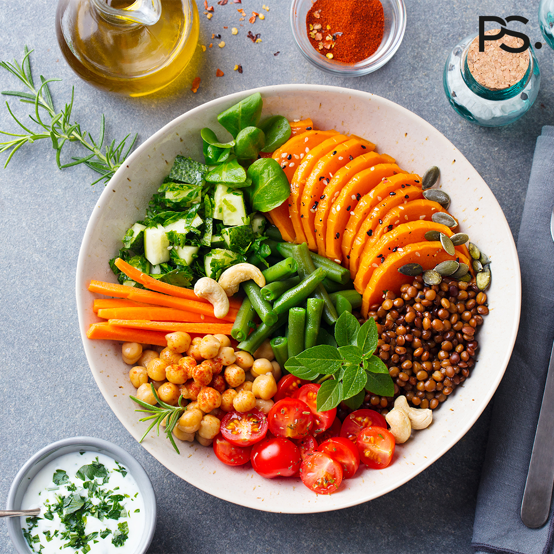 Buddha Bowl mit Kürbis, Kichererbsen und Kirschtomaten