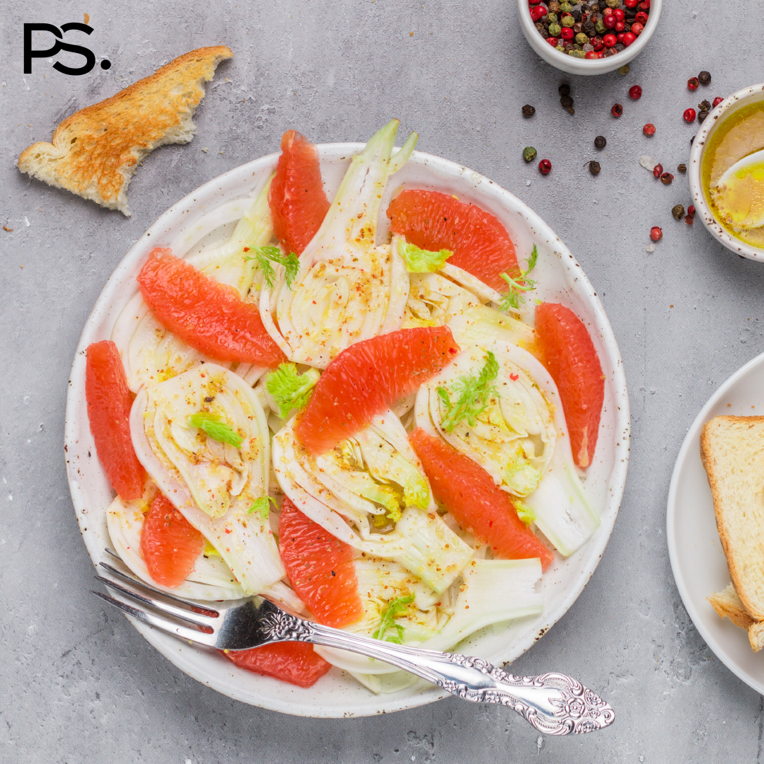 Fenchelsalat mit würzigem Dressing und geröstetem Brot