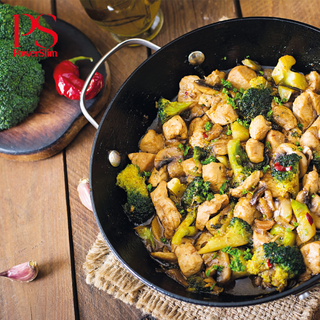 Hähnchen-Wokgericht mit Brokkoli und Champignons