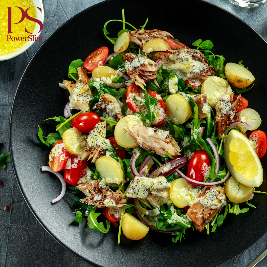 Geräucherter Makrelensalat mit Rucola, Tomate und neuen Kartoffeln
