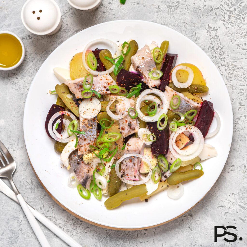 Heringsalat mit Rote Bete, Gurke und Kartoffel