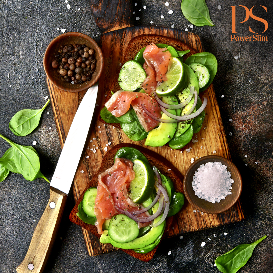 Geröstetes Brot mit geräuchertem Lachs, Gurke und Avocado